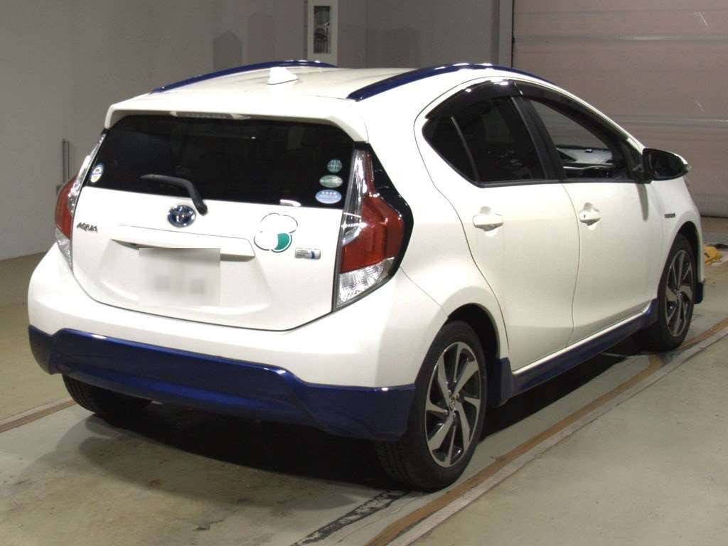 2015 Toyota Aqua NHP10[1]