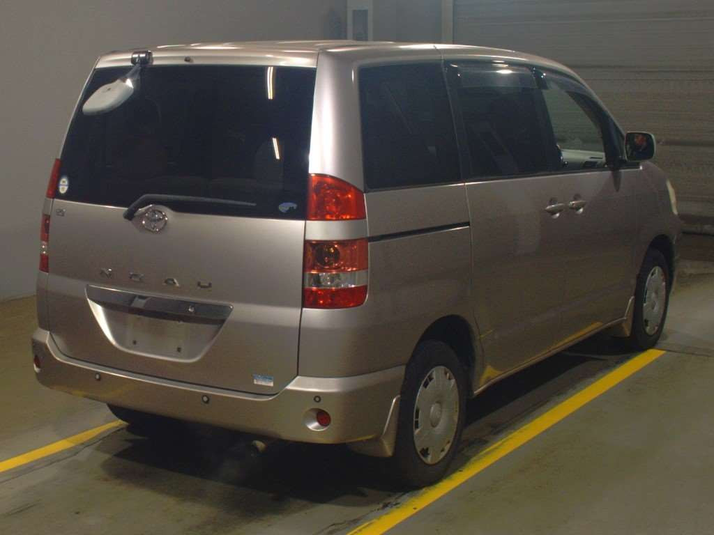 2003 Toyota Noah AZR65G[1]