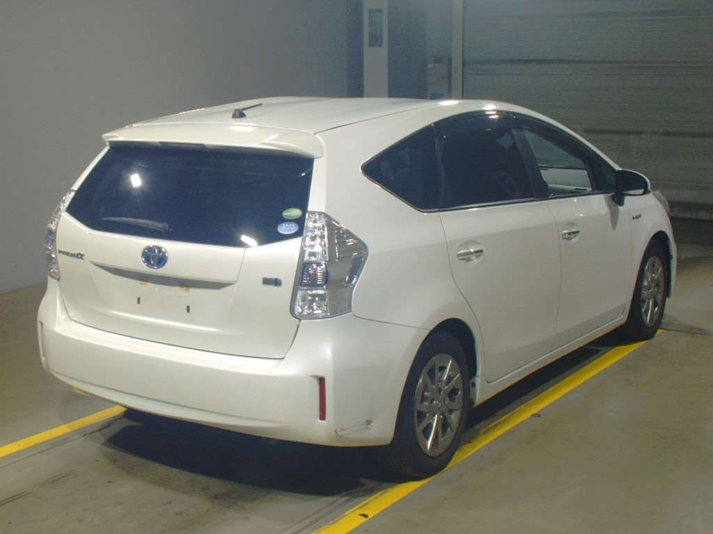 2013 Toyota Prius alpha ZVW40W[1]