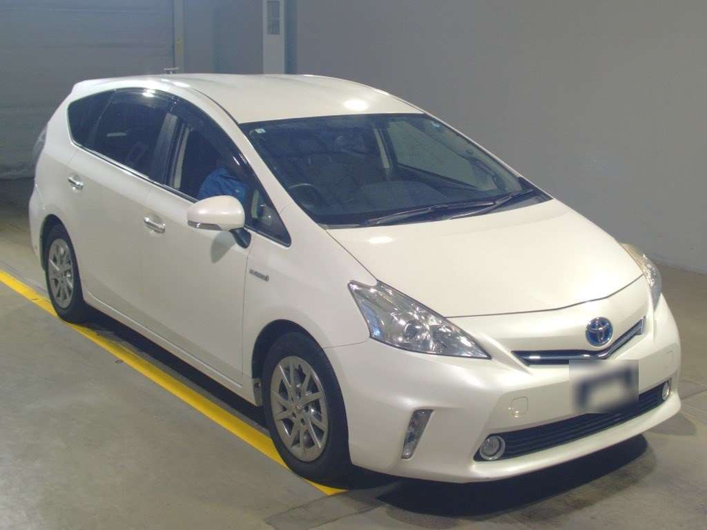 2013 Toyota Prius alpha ZVW40W[2]