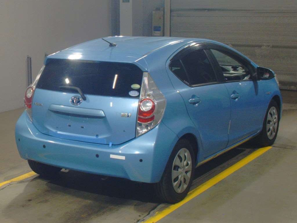 2012 Toyota Aqua NHP10[1]