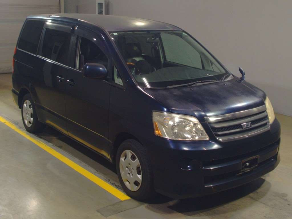 2007 Toyota Noah AZR60G[2]