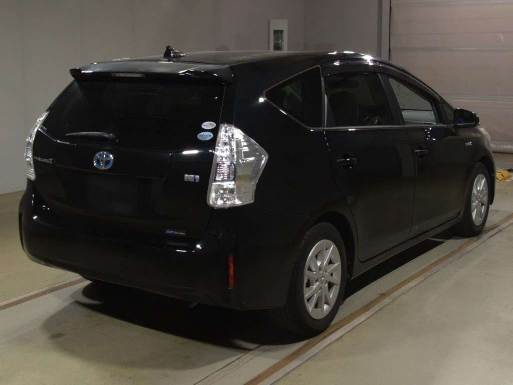 2011 Toyota Prius alpha ZVW41W[1]