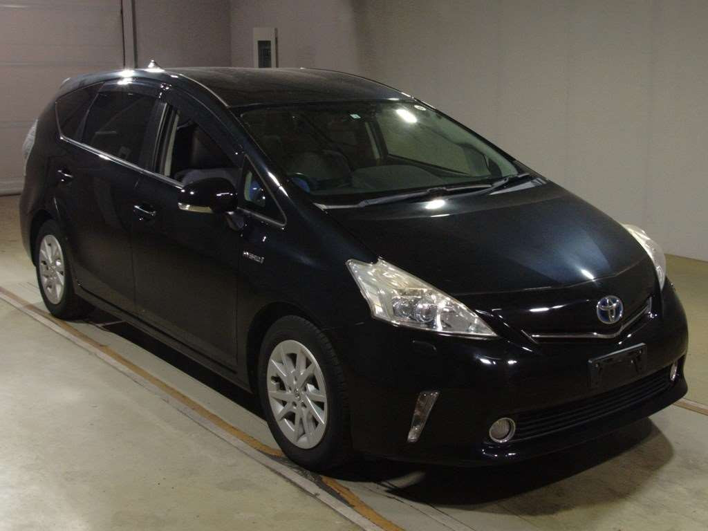 2011 Toyota Prius alpha ZVW41W[2]