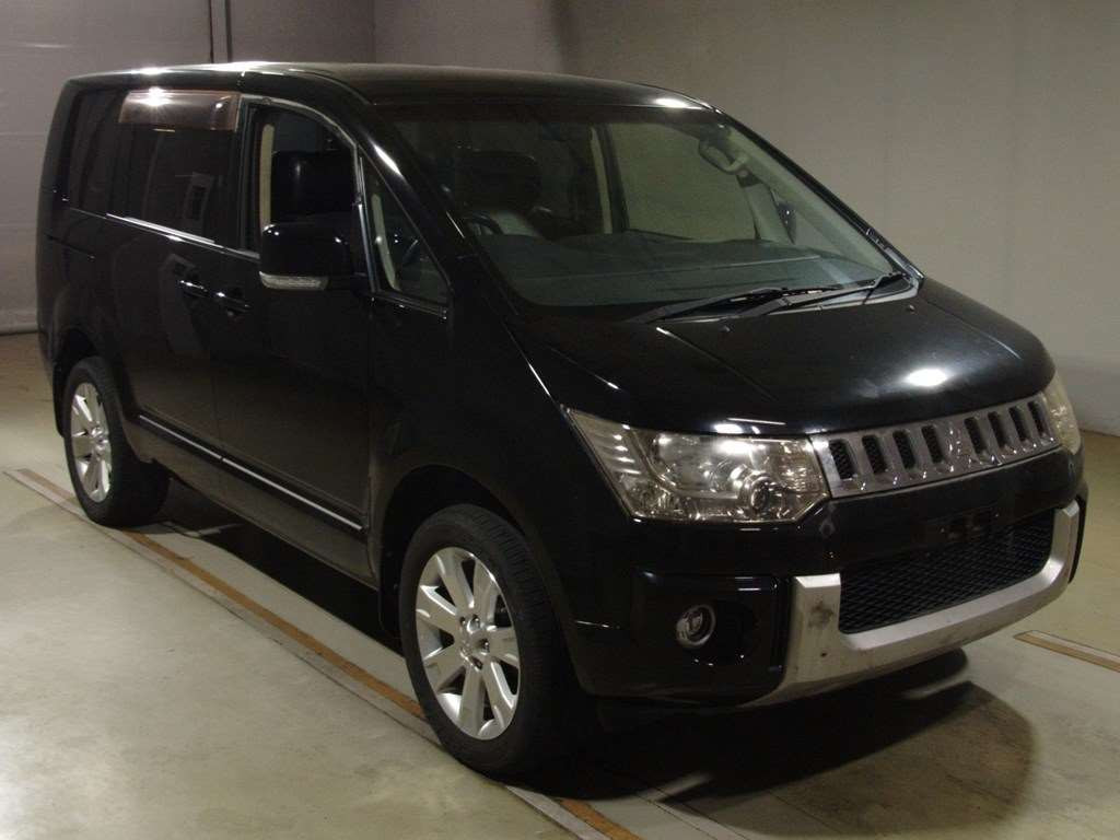 2013 Mitsubishi Delica D5 CV2W[2]