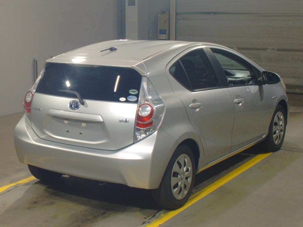 2014 Toyota Aqua NHP10[1]