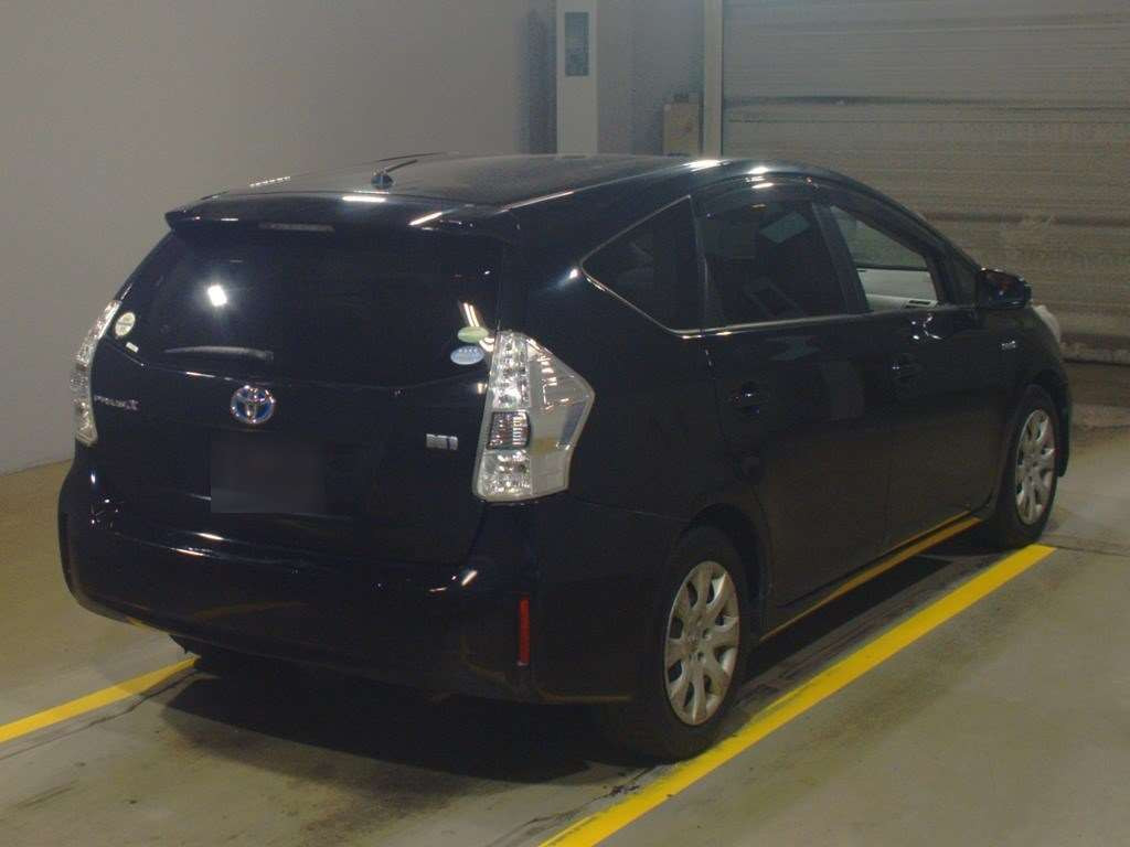 2012 Toyota Prius alpha ZVW41W[1]