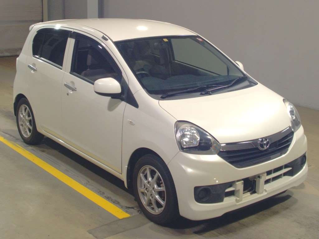 2013 Toyota Pixis Epoch LA300A[2]