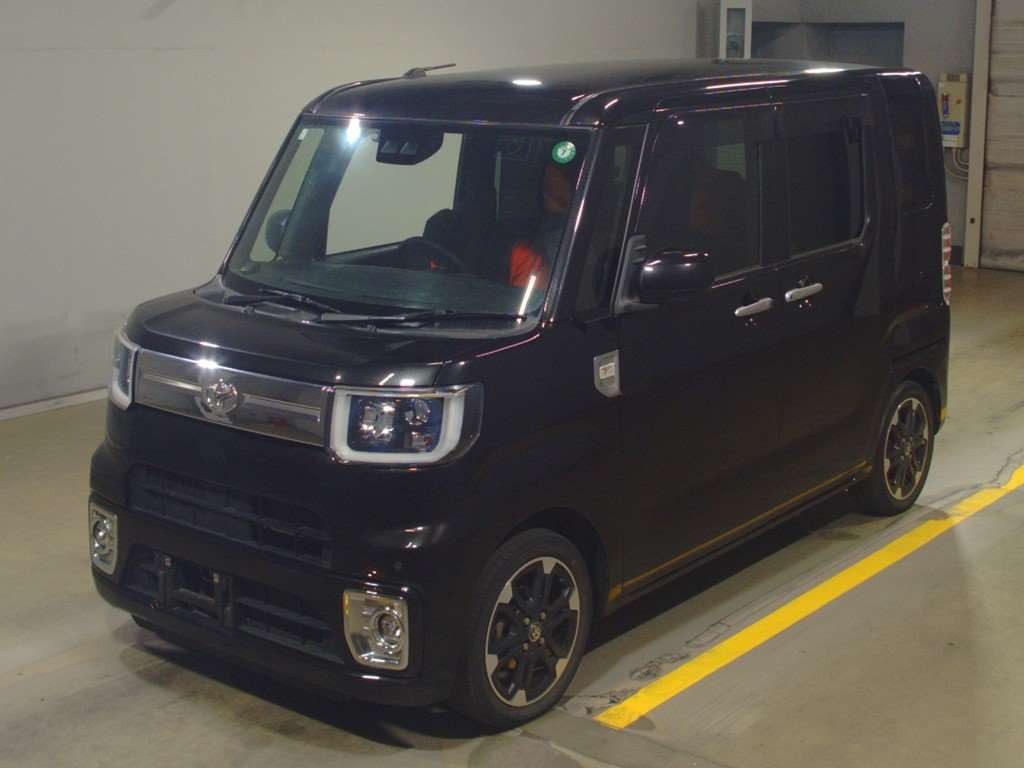 2019 Toyota Pixis Mega LA700A[0]