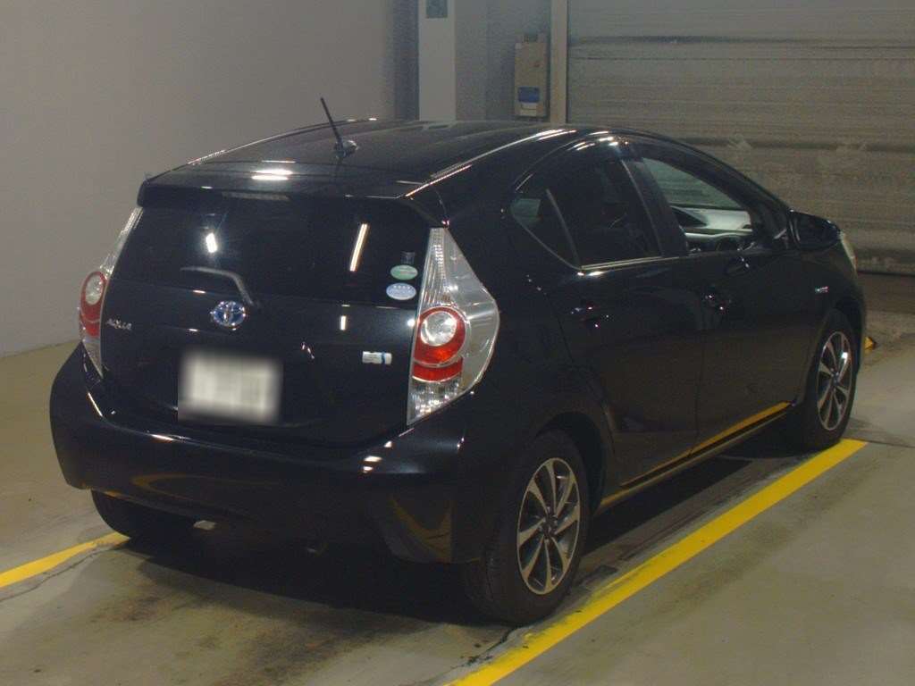 2014 Toyota Aqua NHP10[1]