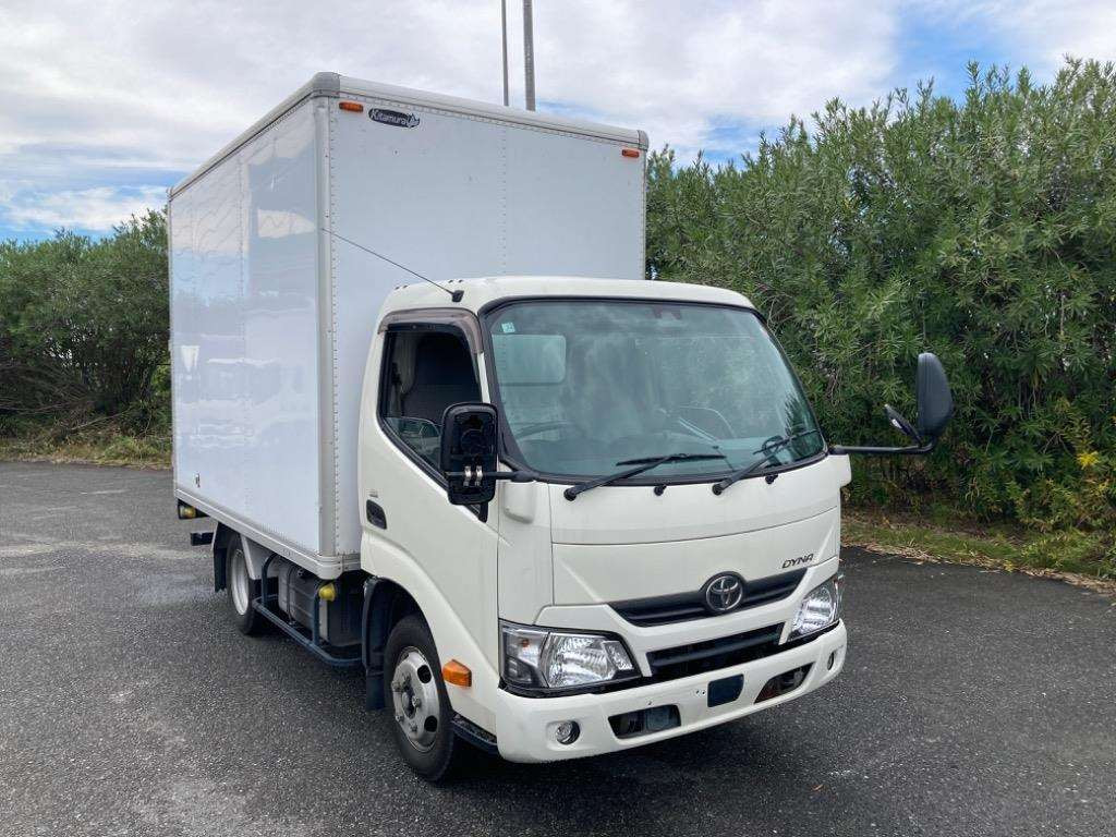 2017 Toyota Dyna Truck XZU605[2]