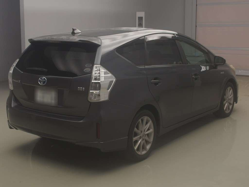 2011 Toyota Prius alpha ZVW41W[1]