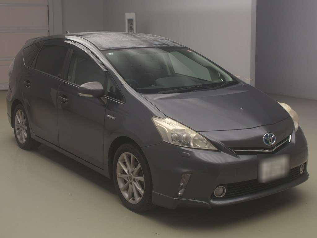 2011 Toyota Prius alpha ZVW41W[2]