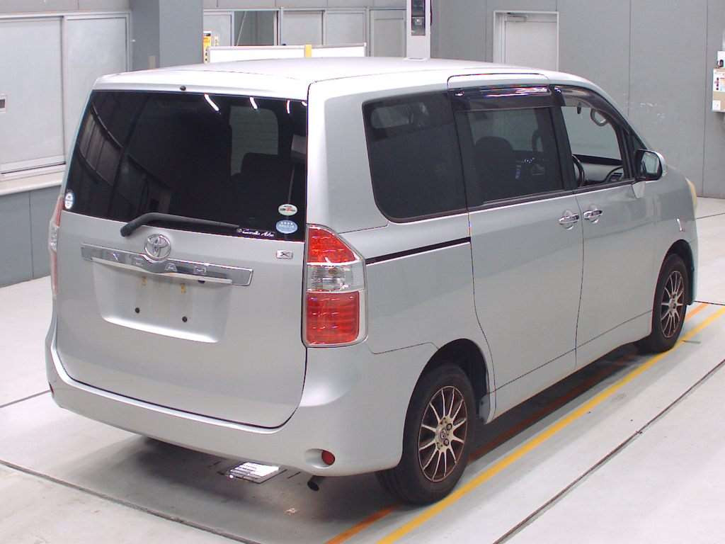 2009 Toyota Noah ZRR70G[1]