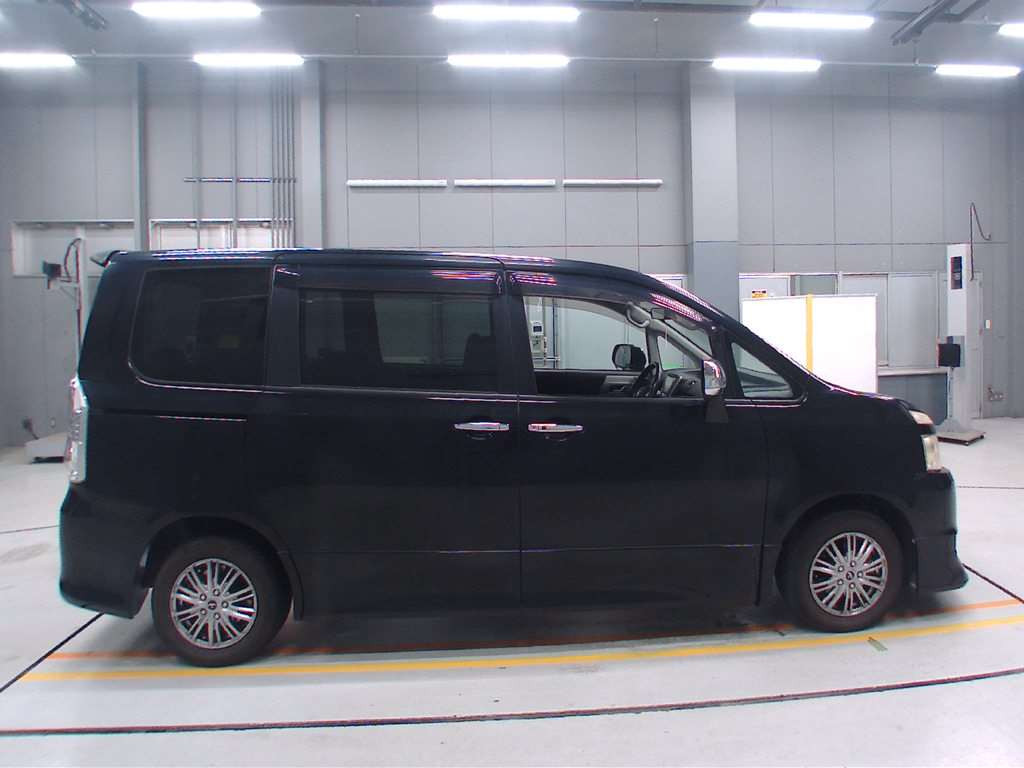 2009 Toyota Voxy ZRR70W[2]