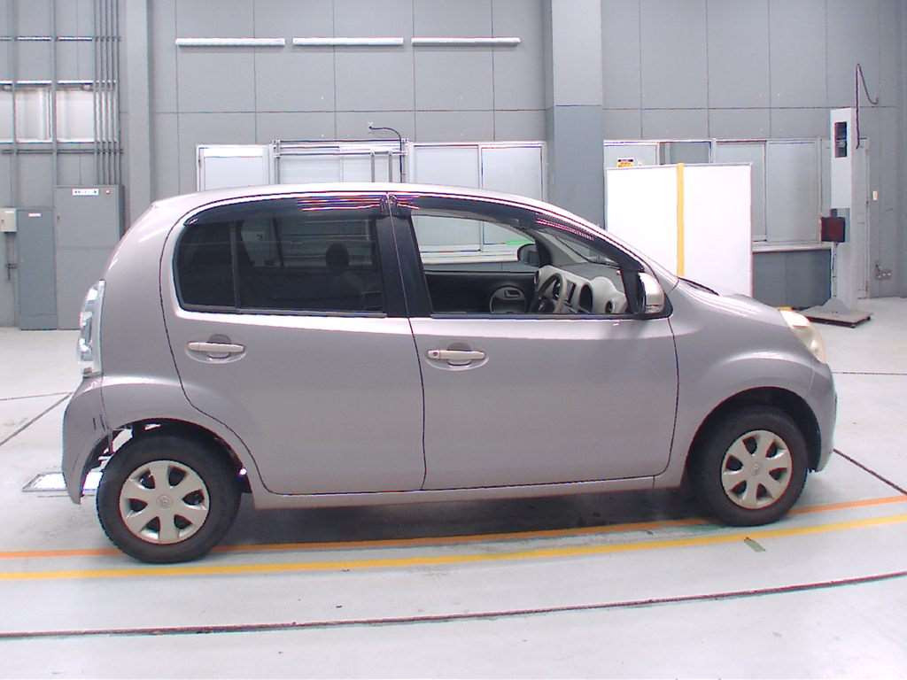 2010 Toyota Passo KGC30[2]