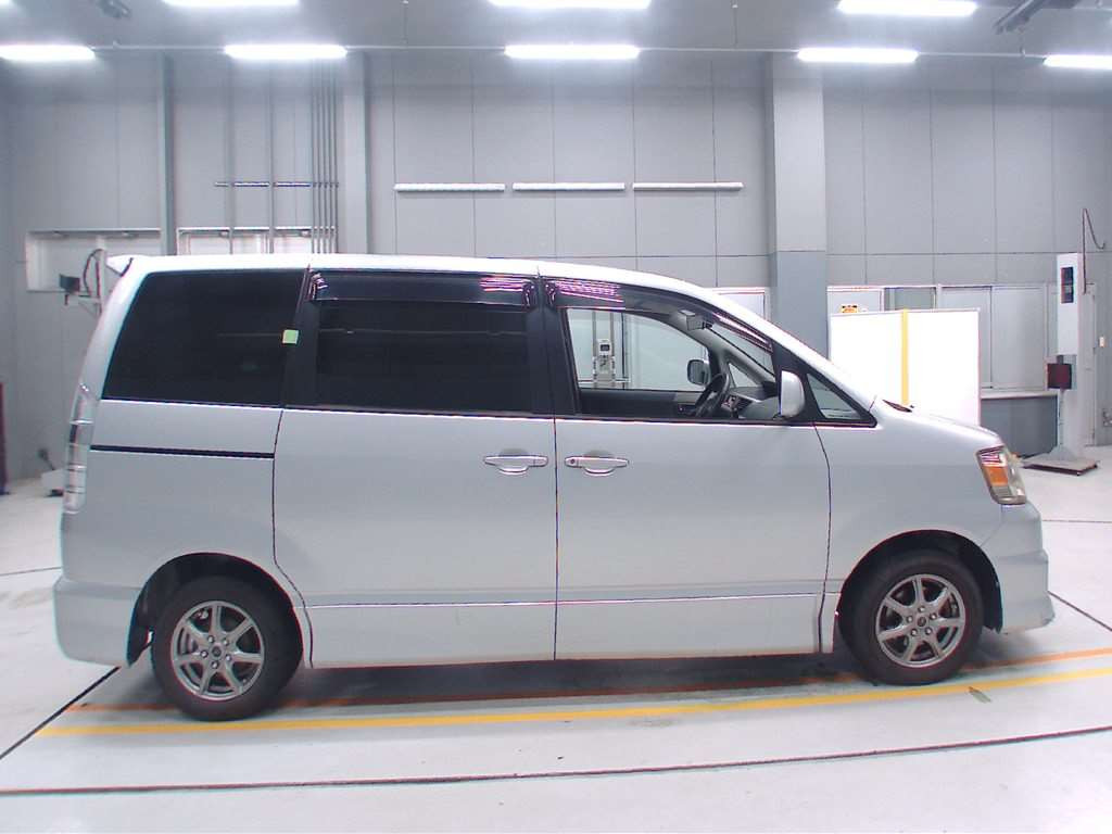 2002 Toyota Noah AZR60G[2]