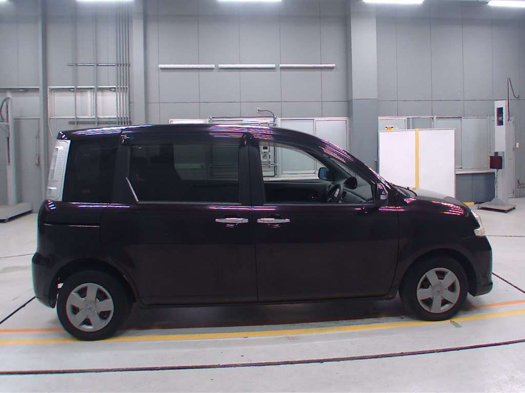 2011 Toyota Sienta NCP81G[2]