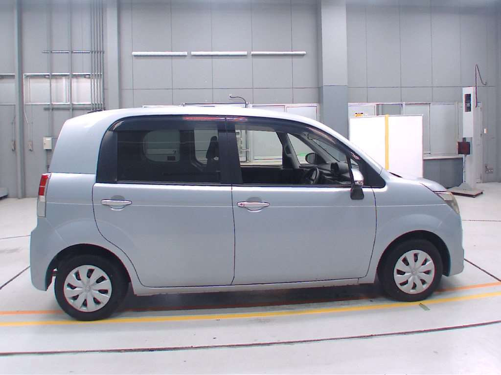 2012 Toyota Spade NSP140[2]