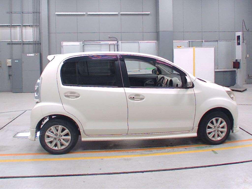 2010 Toyota Passo NGC30[2]