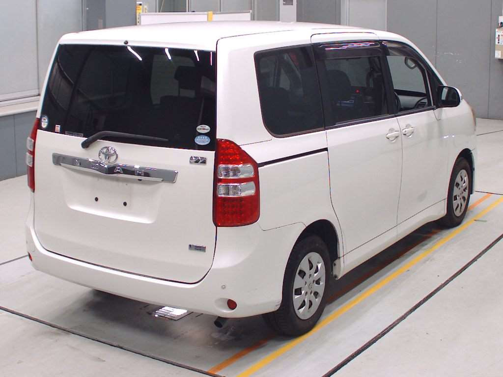 2012 Toyota Noah ZRR70G[1]