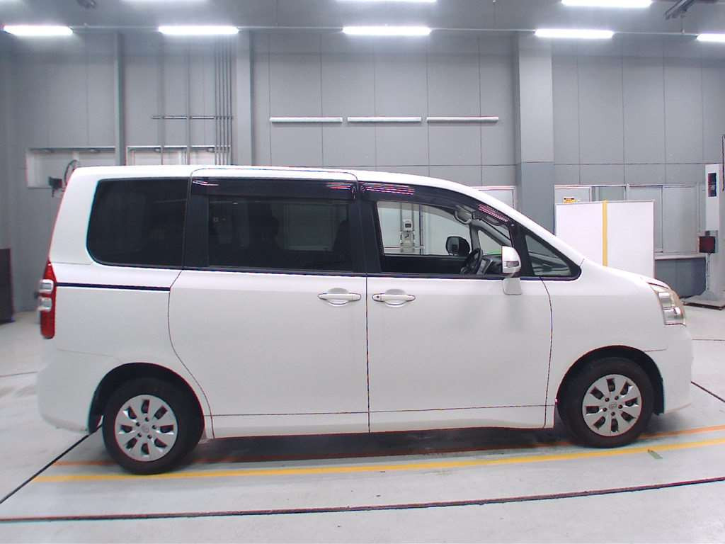 2012 Toyota Noah ZRR70G[2]