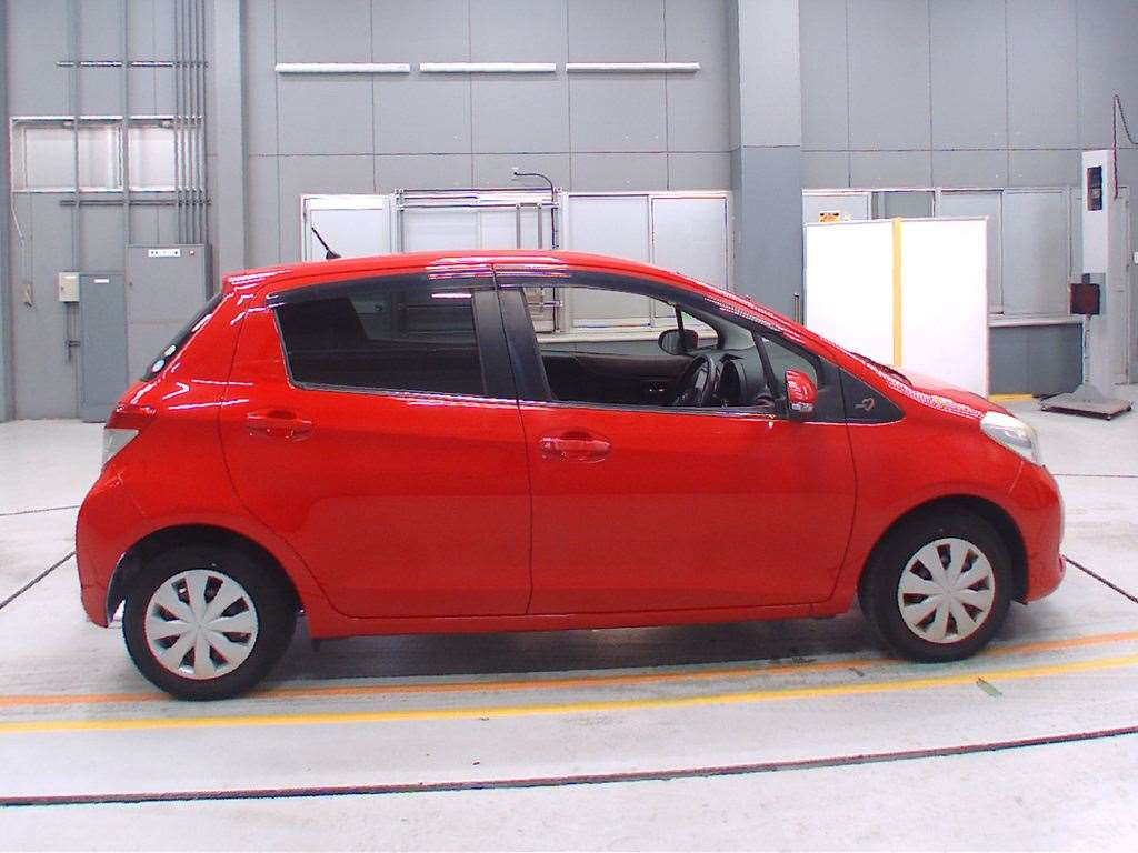 2013 Toyota Vitz NSP130[2]