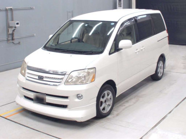 2005 Toyota Noah