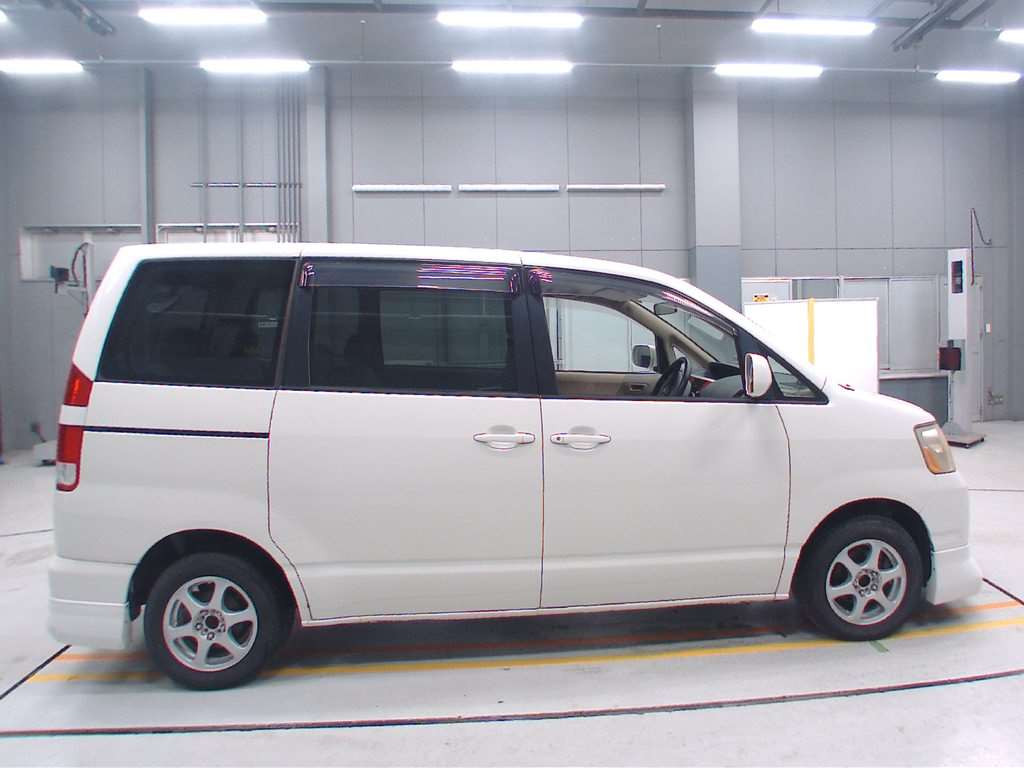 2005 Toyota Noah AZR60G[2]