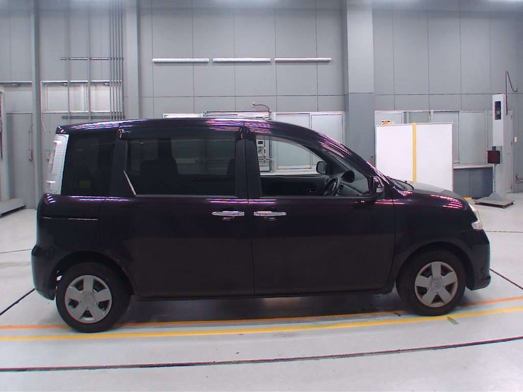 2011 Toyota Sienta NCP81G[2]