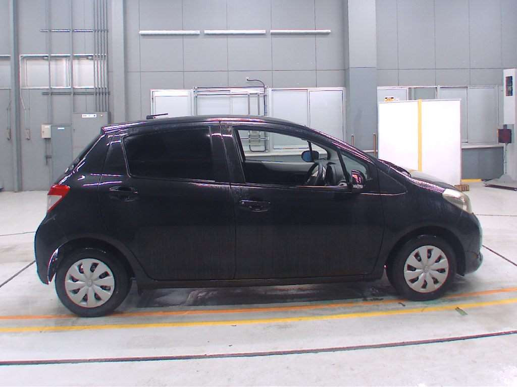 2011 Toyota Vitz KSP130[2]