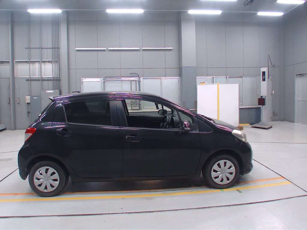 2013 Toyota Vitz NSP130[2]