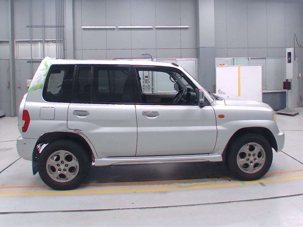 2001 Mitsubishi Pajero iO H77W[2]