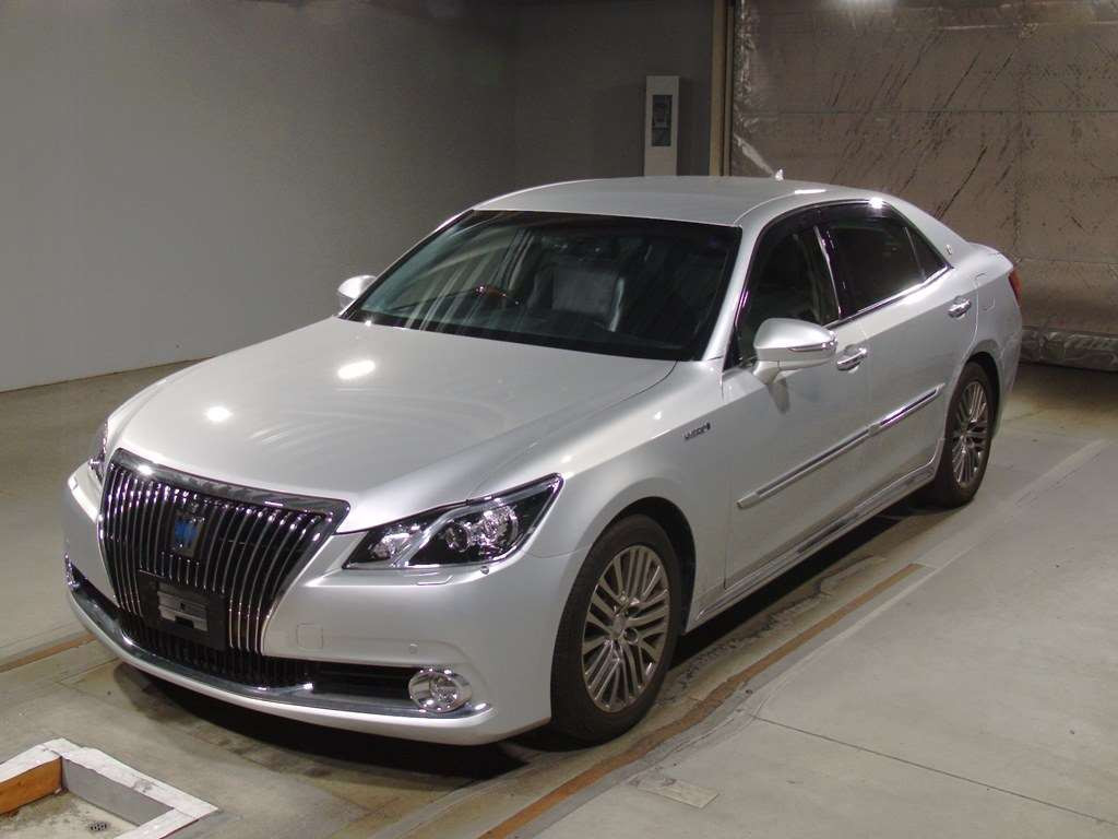 2013 Toyota Crown Majesta GWS214[0]