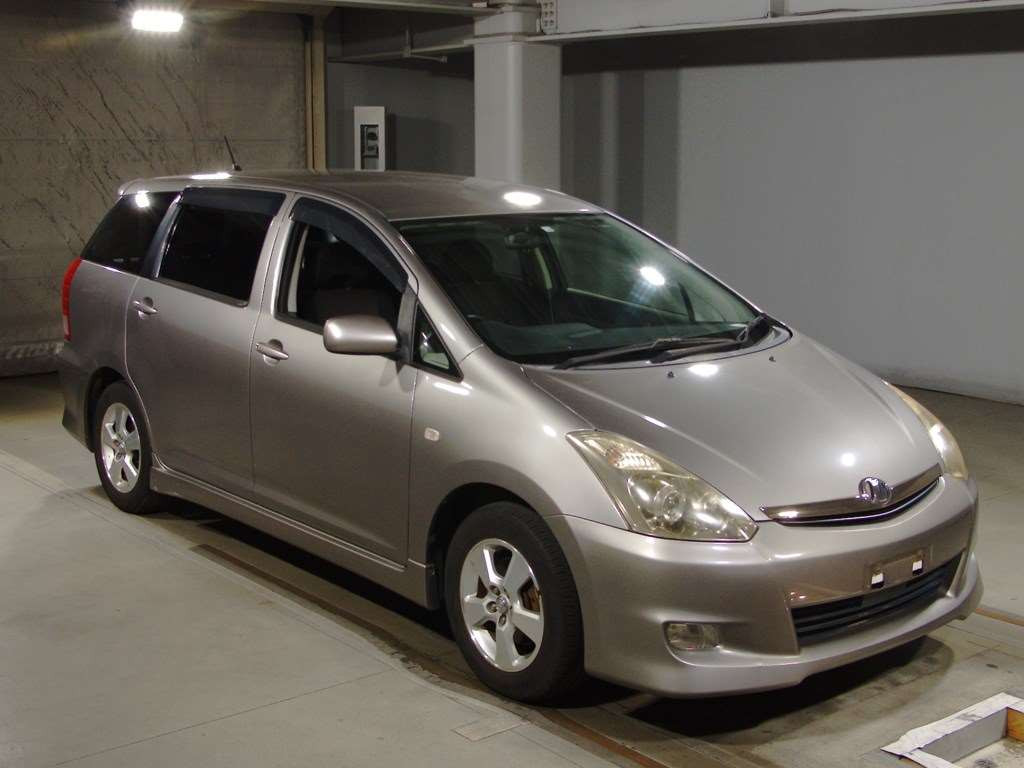 2005 Toyota Wish ZNE10G[2]