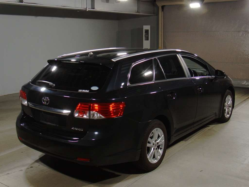 2013 Toyota Avensis Wagon ZRT272W[1]