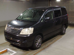 2004 Toyota Noah