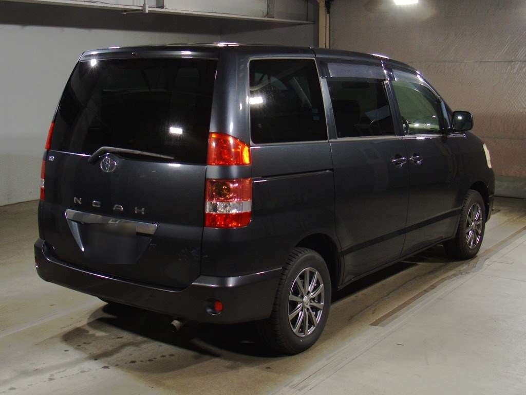 2004 Toyota Noah AZR65G[1]