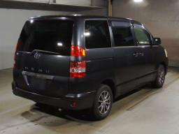 2004 Toyota Noah