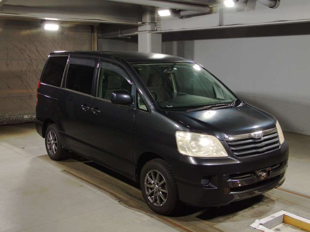 2004 Toyota Noah AZR65G[2]