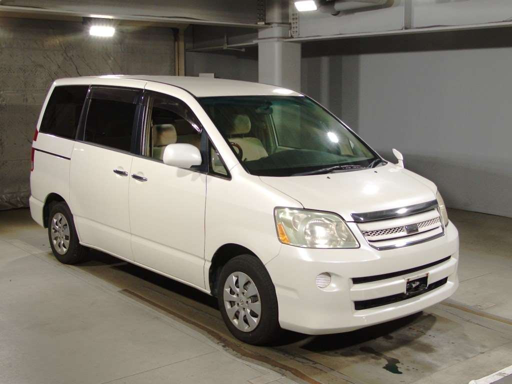 2006 Toyota Noah AZR60G[2]