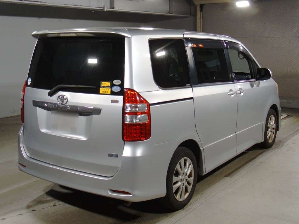 2010 Toyota Noah ZRR70W[1]