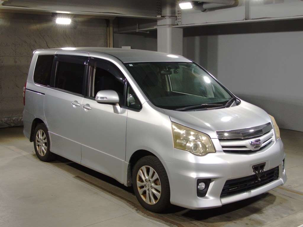 2010 Toyota Noah ZRR70W[2]