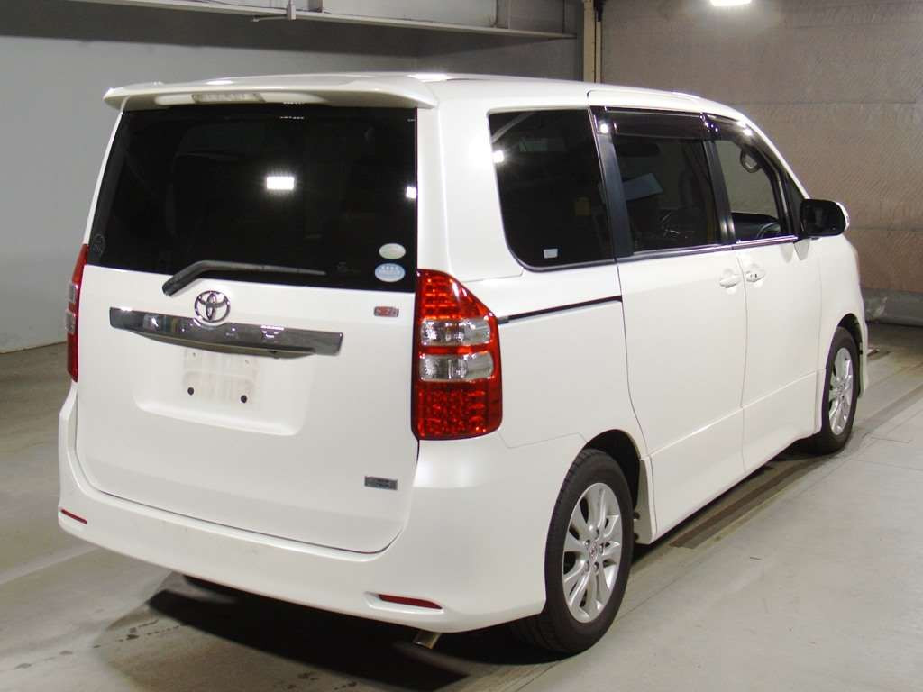 2011 Toyota Noah ZRR70W[1]