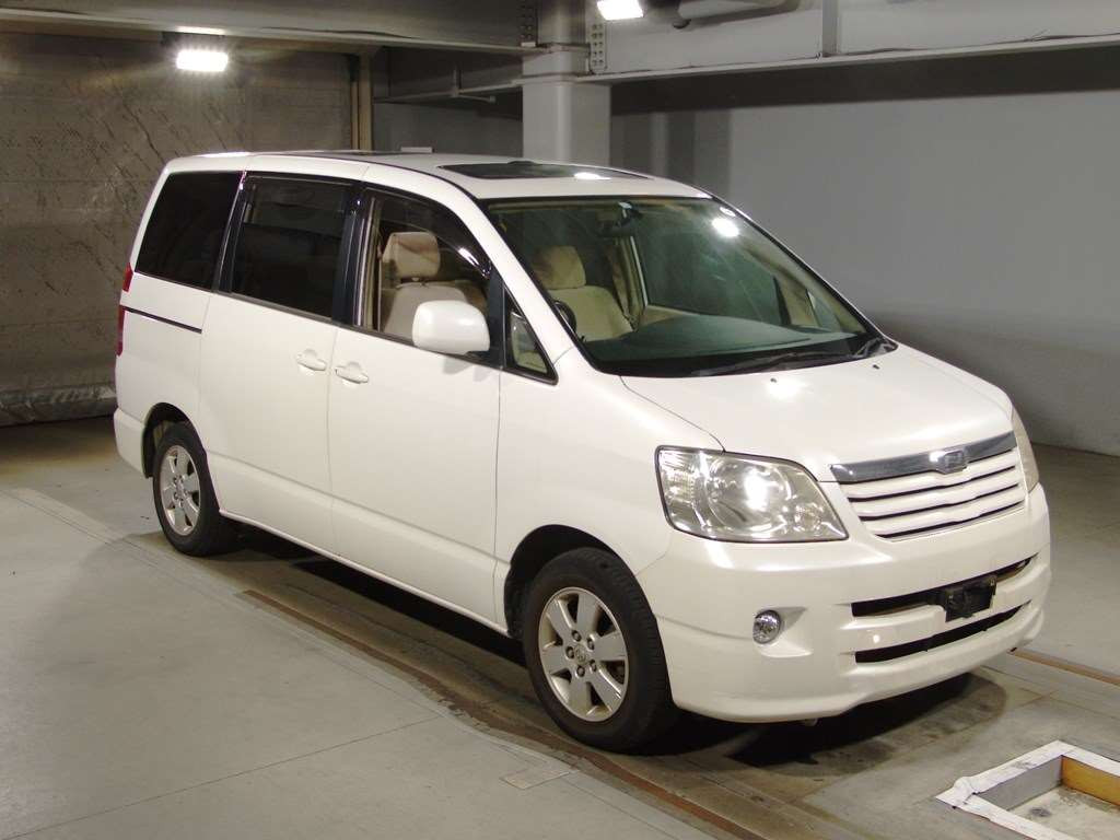 2001 Toyota Noah AZR60G[2]