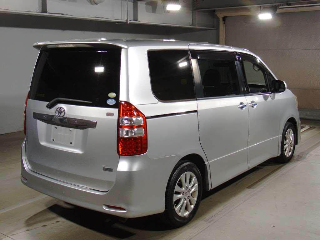 2011 Toyota Noah ZRR70W[1]