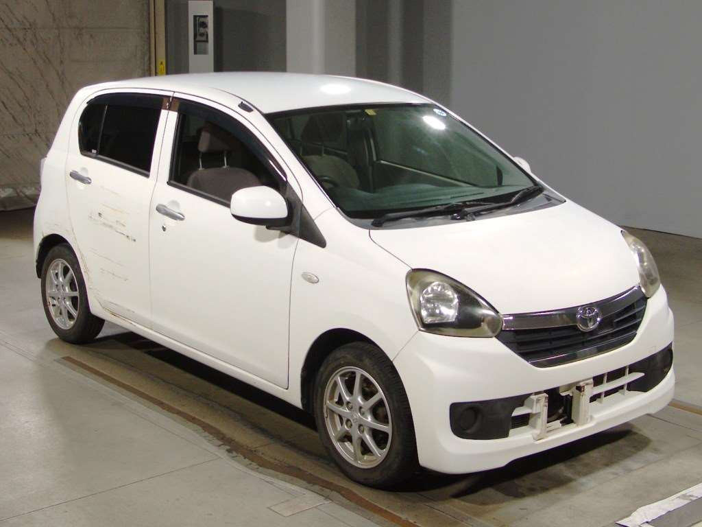 2013 Toyota Pixis Epoch LA300A[2]