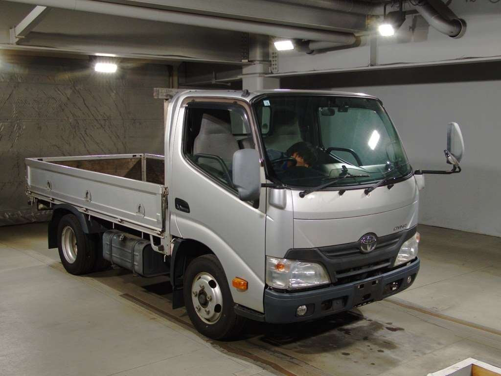 2012 Toyota Dyna Truck XZU605[2]