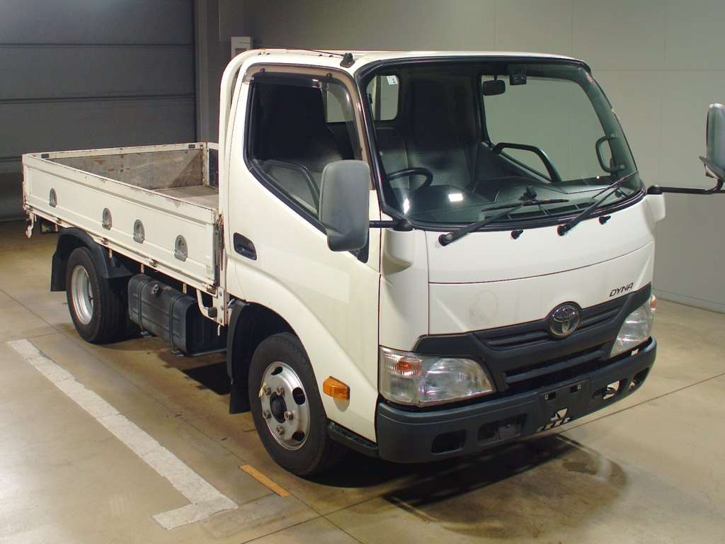 2013 Toyota Dyna Truck XZC605[2]