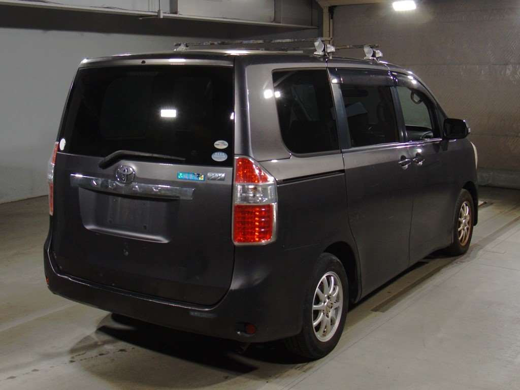 2010 Toyota Noah ZRR70G[1]